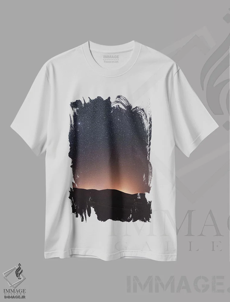 تیشرت سفید طرح دار بیابان صحرا در شب، مدیوم اثر لوک آنتونی گرم | immage.ir