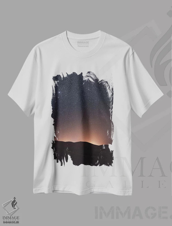 تیشرت سفید طرح دار بیابان صحرا در شب، مدیوم اثر لوک آنتونی گرم | immage.ir
