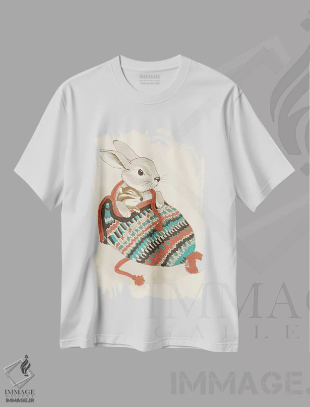 تیشرت سفید طرح دار سنجابک گرم و نرم، دکور کلبه و لژ اثر لورا گریوز | فروشگاه ایماژ