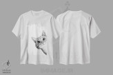 تیشرت سفید طرح دار گربهٔ موذی، دست نقاشی و طراحی دستی اثر لورا گریوز | immage.ir