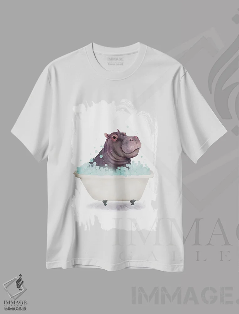 تیشرت سفید طرح دار اسب آبی در وان حمام، دست نقاشی و طراحی دستی اثر لورا گریوز | immage.ir