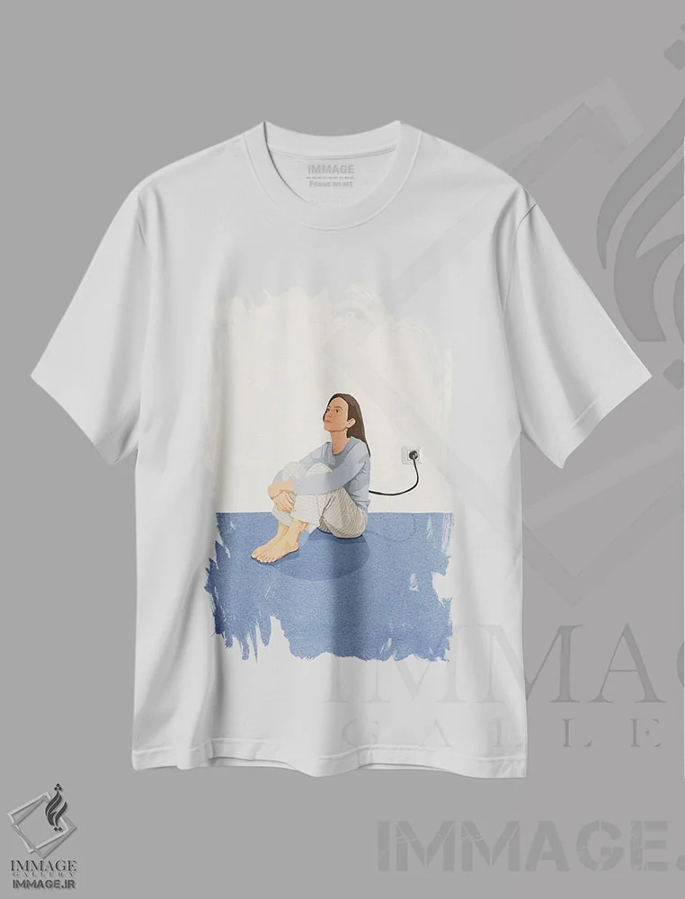 تیشرت سفید طرح دار شارژ مجدد، تزئینی اثر گیسل دکل | فروشگاه ایماژ