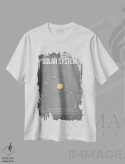 تیشرت سفید طرح دار منظومه شمسی، دکور معاصر اثر گت یور نرد آن | فروشگاه ایماژ