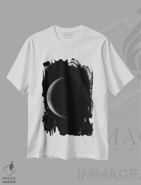 تیشرت سفید طرح دار ماه هلال کاهنده، عکاسی سیاه و سفید اثر گت یور نرد آن | immage.ir