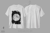 تیشرت سفید طرح دار ماه کامل، عکاسی سیاه و سفید اثر گت یور نرد آن | immage.ir