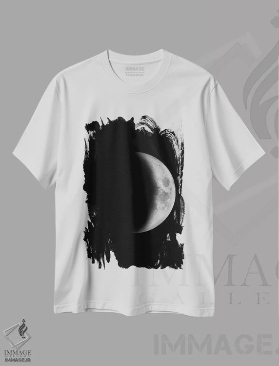 تیشرت سفید طرح دار ماه هلال افزایشی، عکاسی سیاه و سفید اثر گت یور نرد آن | immage.ir