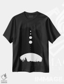 تیشرت مشکی طرح دار سیارات به نسبت ابعاد واقعی ۱، هنر تزئینی سیاه و سفید اثر گت یور نرد آن | فروشگاه ایماژ