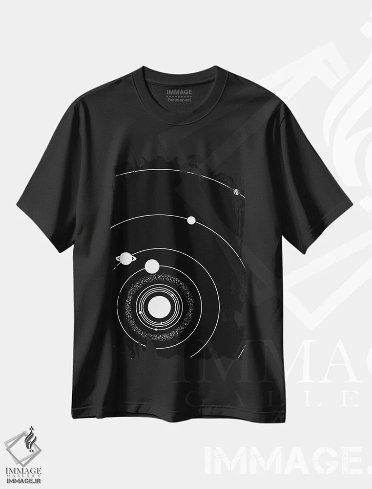 تیشرت مشکی طرح دار منظومه شمسی مینیمال ۱، هنر تزئینی سیاه و سفید اثر گت یور نرد آن | فروشگاه ایماژ