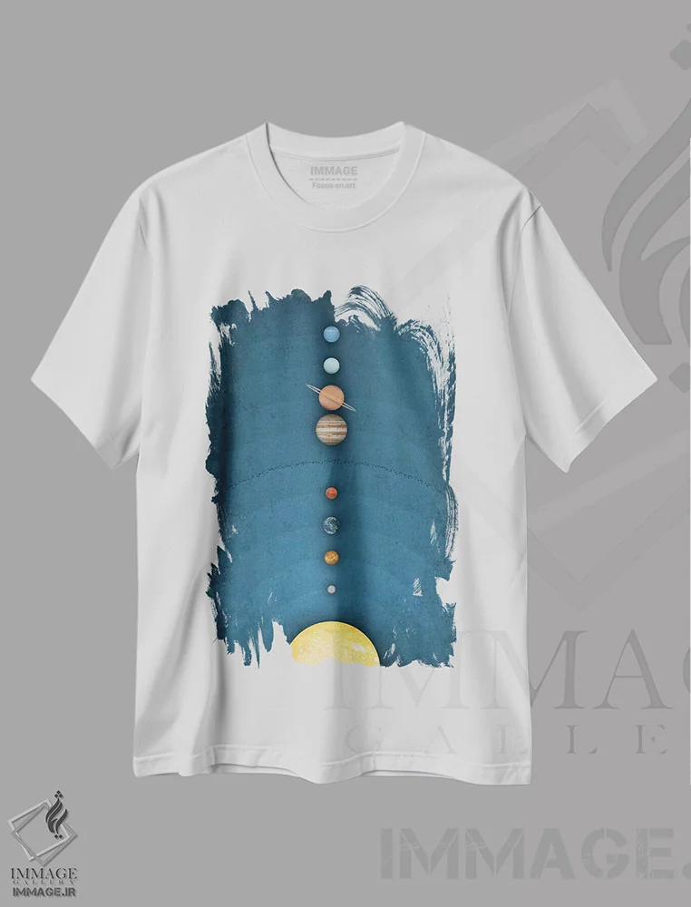 تیشرت سفید طرح دار منظومه شمسی روی زمینه آبی ۱، دکور معاصر اثر گت یور نرد آن | فروشگاه ایماژ