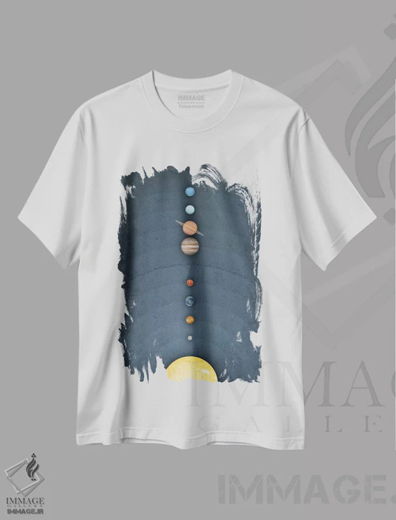 تیشرت سفید طرح دار منظومه شمسی روی زمینه آبی ۲، دکور معاصر اثر گت یور نرد آن | immage.ir