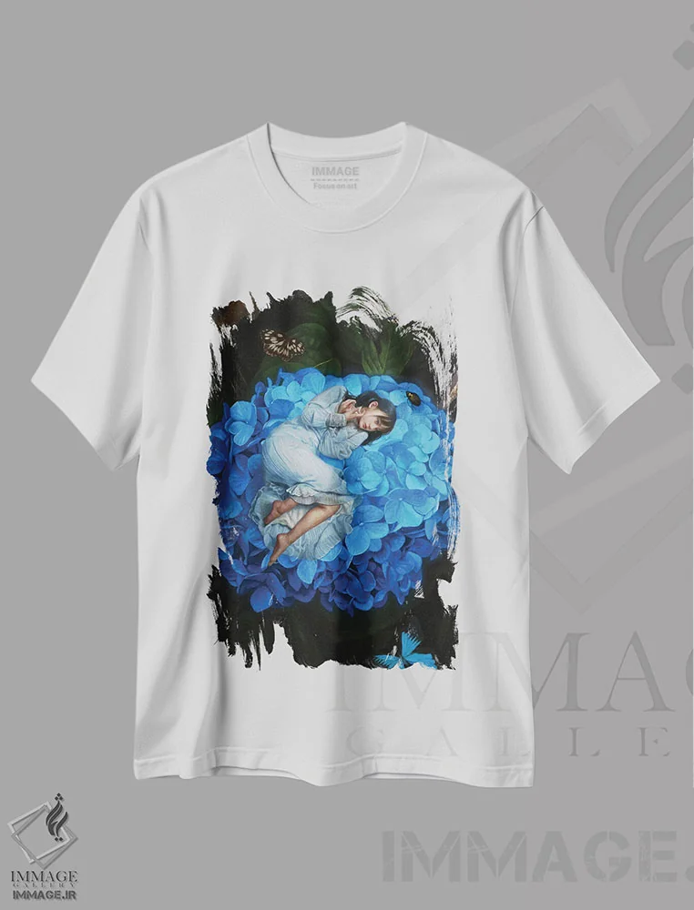 تیشرت سفید طرح دار در اتاق بارانی، هنر فاخر معاصر اثر تاکاهیرو هیربایاشی | immage.ir