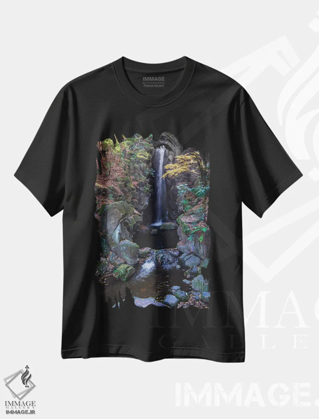 تیشرت مشکی طرح دار آبشار در باغ معبد ناریتا، مدیوم اثر شیلا حداد | فروشگاه ایماژ