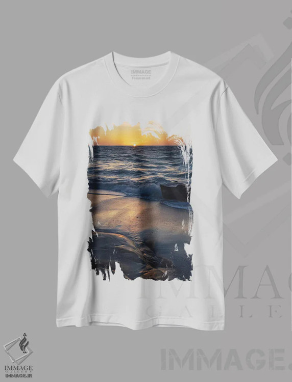 تیشرت سفید طرح دار غروب خورشید بر اقیانوس آرام با انعکاس طلایی در ماسه ها، مدیوم اثر شیلا حداد | فروشگاه ایماژ