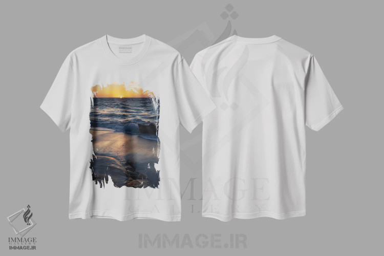 تیشرت سفید طرح دار غروب خورشید بر اقیانوس آرام با انعکاس طلایی در ماسه ها، مدیوم اثر شیلا حداد | فروشگاه ایماژ