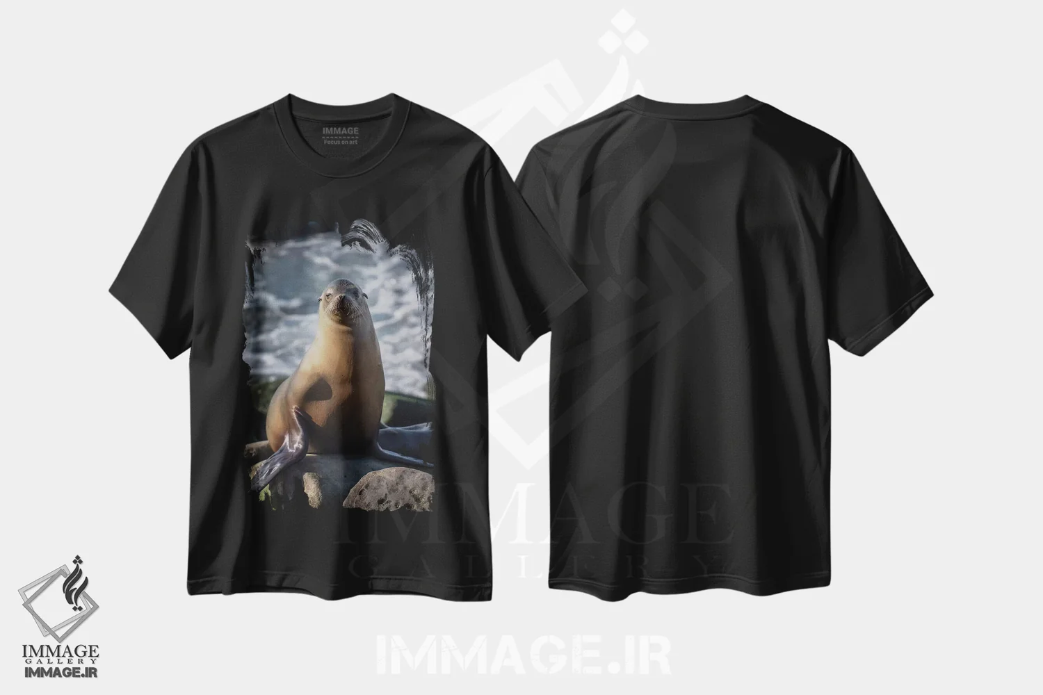 تیشرت مشکی طرح دار نمای کامل شیر دریایی نشسته بر صخره، مدیوم اثر شیلا حداد | immage.ir