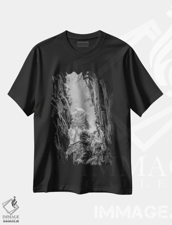 تیشرت مشکی طرح دار کلیسای لودز در ناحیه پیک، عکاسی سیاه و سفید اثر استیفن هاجتس | immage.ir