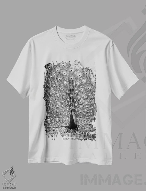 تیشرت سفید طرح دار طاووس در پارک ملی یالا، سری لانکا، عکاسی سیاه و سفید اثر استیفن هاجتس | فروشگاه ایماژ