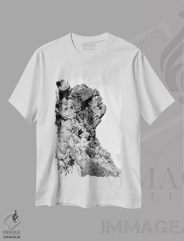 تیشرت سفید طرح دار شخص چشمک زن در صخره های رامشاو، عکاسی سیاه و سفید اثر استیفن هاجتس | immage.ir