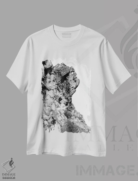 تیشرت سفید طرح دار شخص چشمک زن در صخره های رامشاو، عکاسی سیاه و سفید اثر استیفن هاجتس | immage.ir