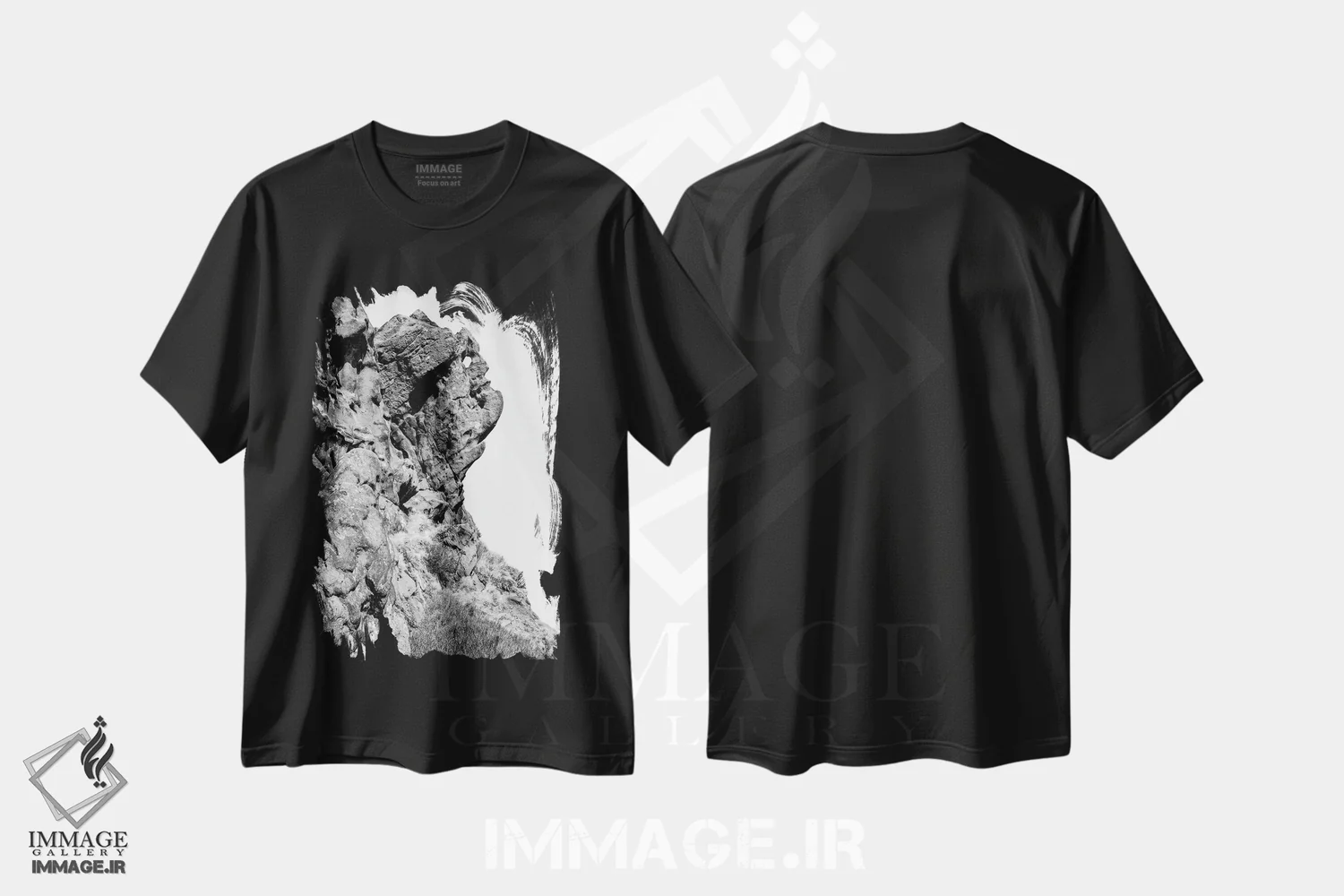 تیشرت مشکی طرح دار شخص چشمک زن در صخره های رامشاو، عکاسی سیاه و سفید اثر استیفن هاجتس | فروشگاه ایماژ