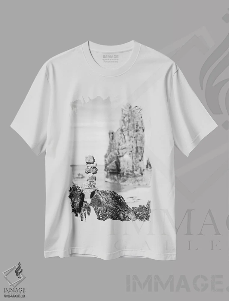 تیشرت سفید طرح دار صخره های دریایی تولستا در جزیره لوییس، عکاسی سیاه و سفید اثر استیفن هاجتس | فروشگاه ایماژ