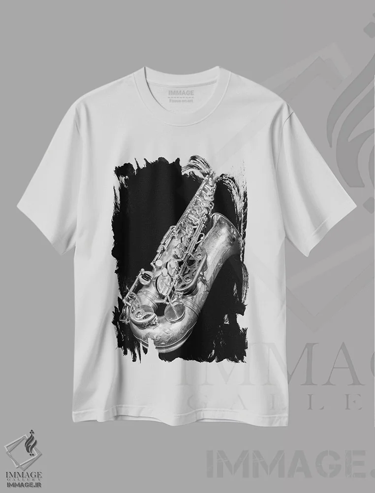 تیشرت سفید طرح دار ساکسیفون آلتو سلمر نقره ای، عکاسی سیاه و سفید اثر استیفن هاجتس | فروشگاه ایماژ