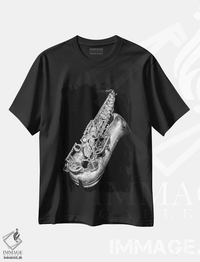 تیشرت مشکی طرح دار ساکسیفون آلتو سلمر نقره ای، عکاسی سیاه و سفید اثر استیفن هاجتس | immage.ir