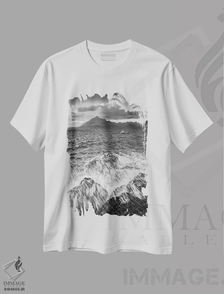 تیشرت سفید طرح دار برخورد موج در الگول، جزیره اسکای، عکاسی سیاه و سفید اثر استیفن هاجتس | immage.ir