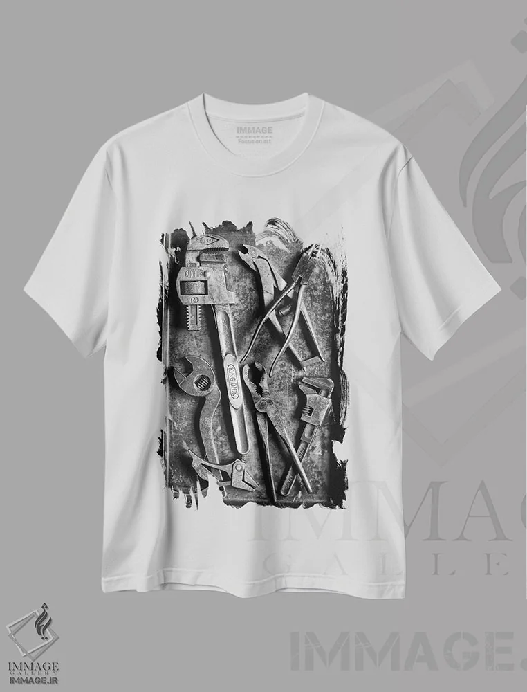 تیشرت سفید طرح دار مجموعه ای از ابزارآلات قدیمی، عکاسی سیاه و سفید اثر استیفن هاجتس | immage.ir