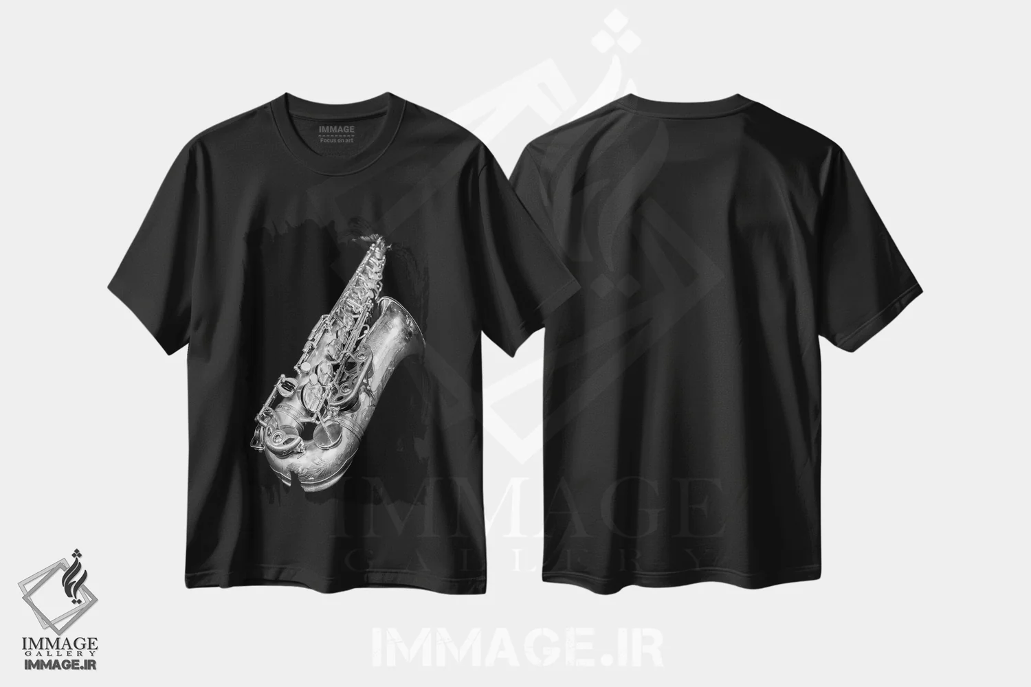 تیشرت مشکی طرح دار ساکسیفون آلتو سلمر نقره ای، عکاسی سیاه و سفید اثر استیفن هاجتس | immage.ir