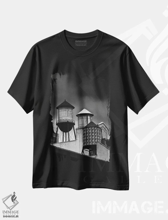 تیشرت مشکی طرح دار بشکه های آب نیویورک، عکاسی سیاه و سفید اثر استیفن هاجتس | immage.ir