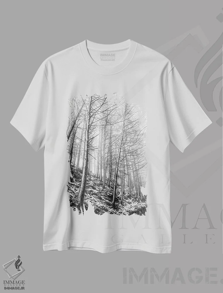 تیشرت سفید طرح دار جنگل زمستانی وایلدبُرکلاف، عکاسی سیاه و سفید اثر استیفن هاجتس | فروشگاه ایماژ