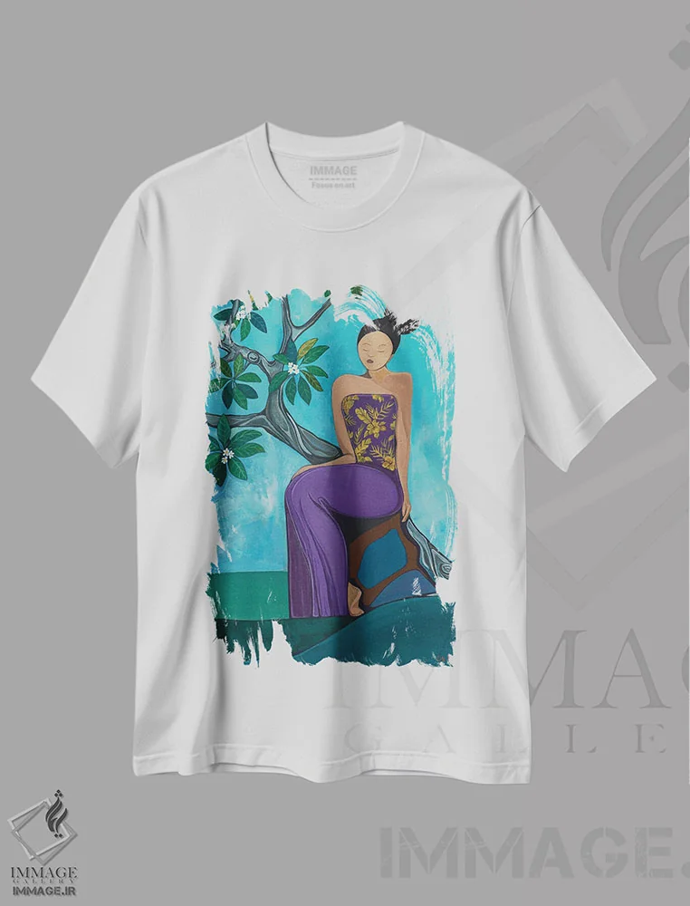 تیشرت سفید طرح دار زن بنفش پوش نشسته زیر درخت پلومریا، تزئینی اثر هیدن هیل | immage.ir