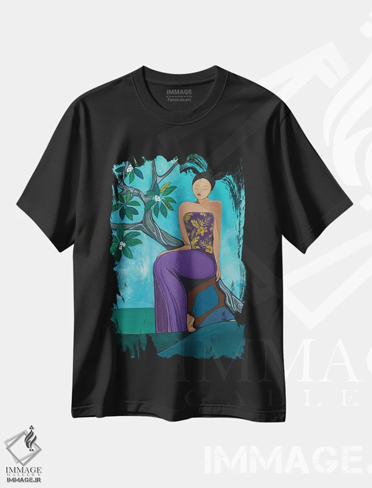 تیشرت مشکی طرح دار زن بنفش پوش نشسته زیر درخت پلومریا، تزئینی اثر هیدن هیل | فروشگاه ایماژ