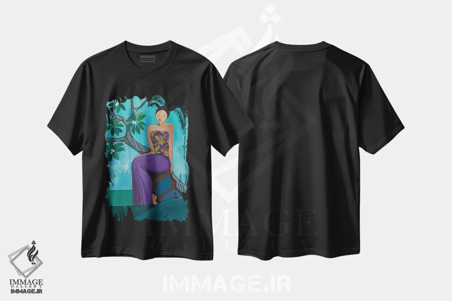 تیشرت مشکی طرح دار زن بنفش پوش نشسته زیر درخت پلومریا، تزئینی اثر هیدن هیل | فروشگاه ایماژ