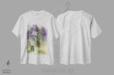 تیشرت سفید طرح دار یاس بنفش و سوسن صحرایی، هنر فاخر معاصر اثر کنتس آرت | فروشگاه ایماژ
