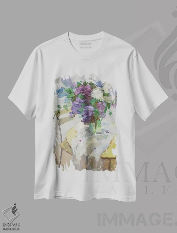 تیشرت سفید طرح دار یاس بنفش، هنر فاخر معاصر اثر کنتس آرت | immage.ir