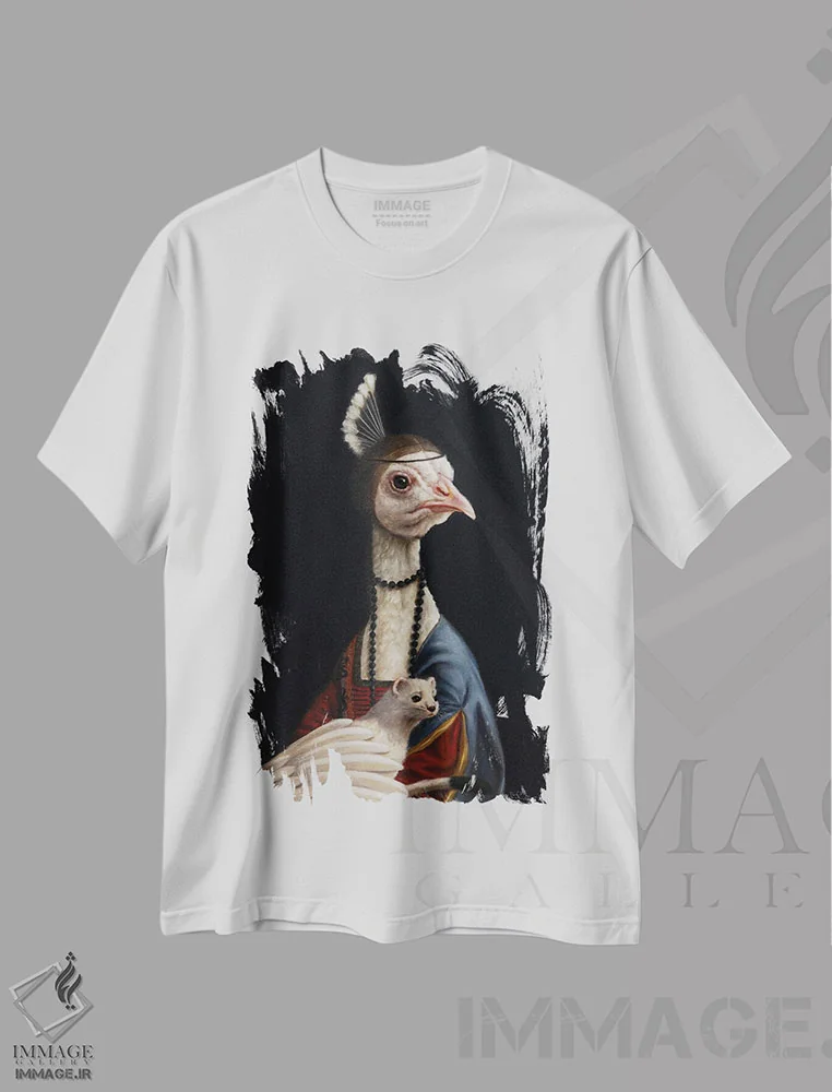 تیشرت سفید طرح دار طاووس با ارمنت، دکور معاصر اثر لوسیا هفرنان | فروشگاه ایماژ