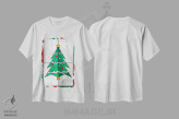 تیشرت سفید طرح دار همیشه سبز فصلی، دکور تعطیلات اثر فایو بای فایو کالکتیو | فروشگاه ایماژ