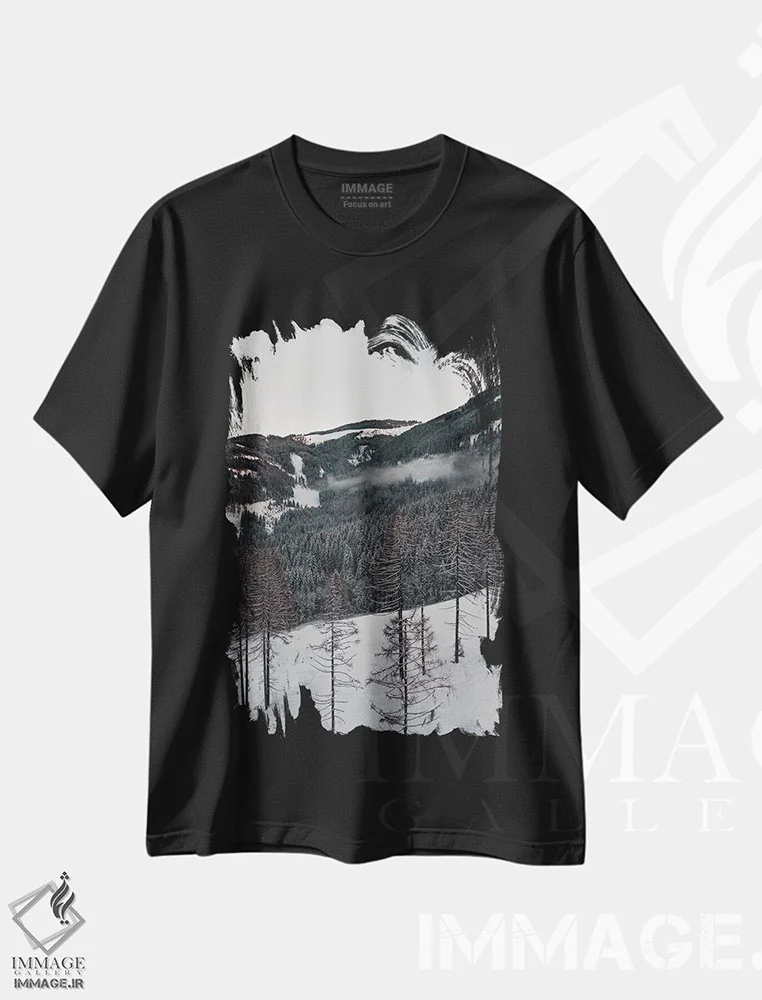 تیشرت مشکی طرح دار یک روز زمستانی آرام، دکور کلبه و لژ اثر سباستین هیلگتاگ | immage.ir