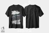 تیشرت مشکی طرح دار یک روز زمستانی آرام، دکور کلبه و لژ اثر سباستین هیلگتاگ | immage.ir