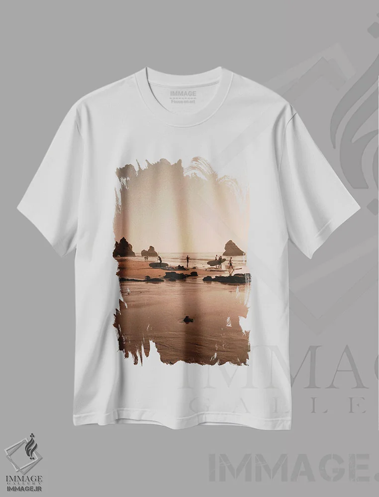 تیشرت سفید طرح دار تخته های موج سواری در ساحل، دکور ساحلی اثر سباستین هیلگتاگ | فروشگاه ایماژ