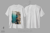 تیشرت سفید طرح دار حال و هوای غروب ۲، دکور ساحلی اثر سباستین هیلگتاگ | immage.ir