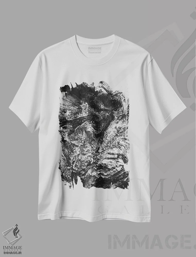 تیشرت سفید طرح دار چوب هنری، عکاسی سیاه و سفید اثر سباستین هیلگتاگ | فروشگاه ایماژ