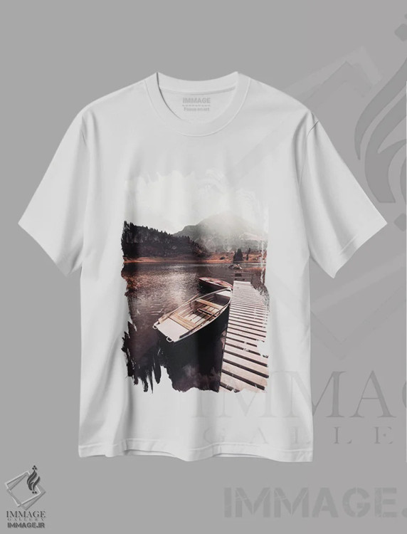 تیشرت سفید طرح دار قایق ها، دکور کلبه و لژ اثر سباستین هیلگتاگ | immage.ir