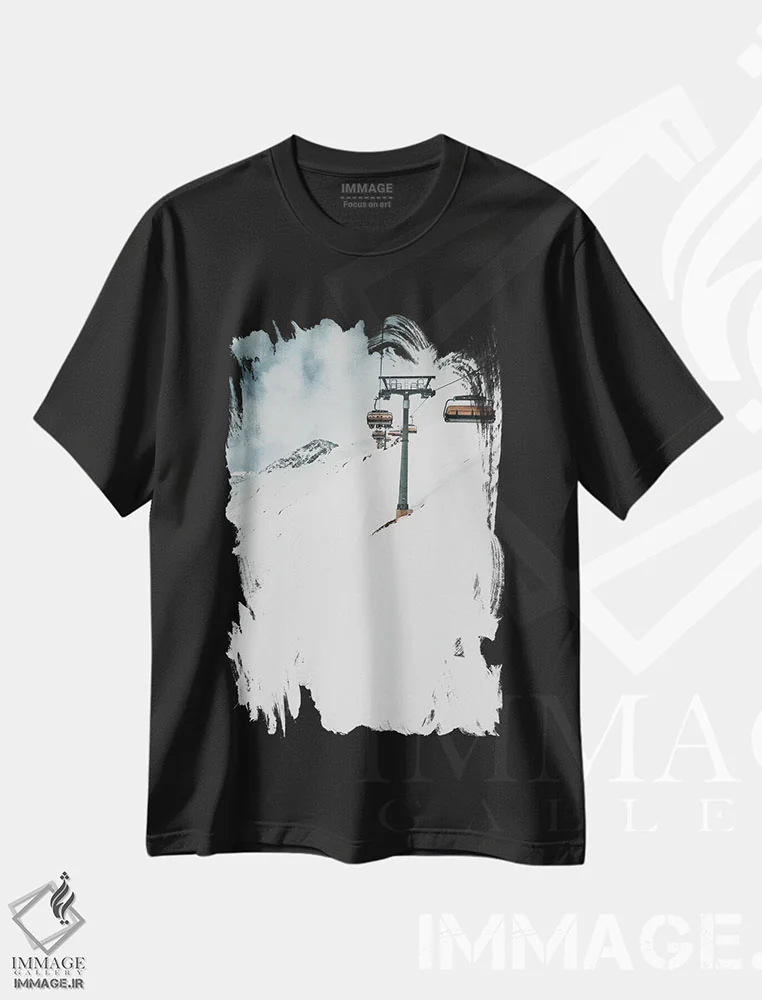تیشرت مشکی طرح دار سوار بر تله کابین در زمستان، عکاسی هنری فاخر اثر سباستین هیلگتاگ | immage.ir