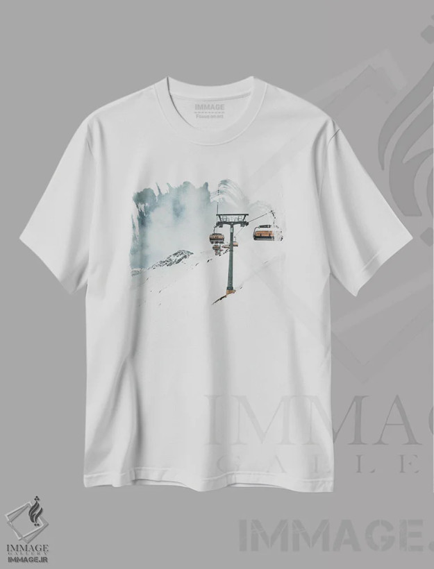 تیشرت سفید طرح دار سوار بر تله کابین در زمستان، عکاسی هنری فاخر اثر سباستین هیلگتاگ | فروشگاه ایماژ
