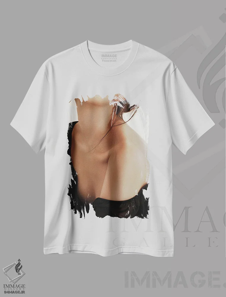 تیشرت سفید طرح دار شانه، عکاسی هنری فاخر اثر سباستین هیلگتاگ | immage.ir