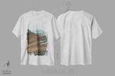 تیشرت سفید طرح دار کلبه، عکاسی هنری فاخر اثر سباستین هیلگتاگ | فروشگاه ایماژ