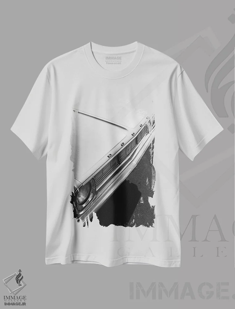 تیشرت سفید طرح دار خودروی کلاسیک قدیمی، عکاسی سیاه و سفید اثر سباستین هیلگتاگ | immage.ir